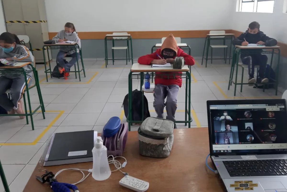 Número de alunos por sala foi baixo no primeiro dia do retorno das aulas presenciais