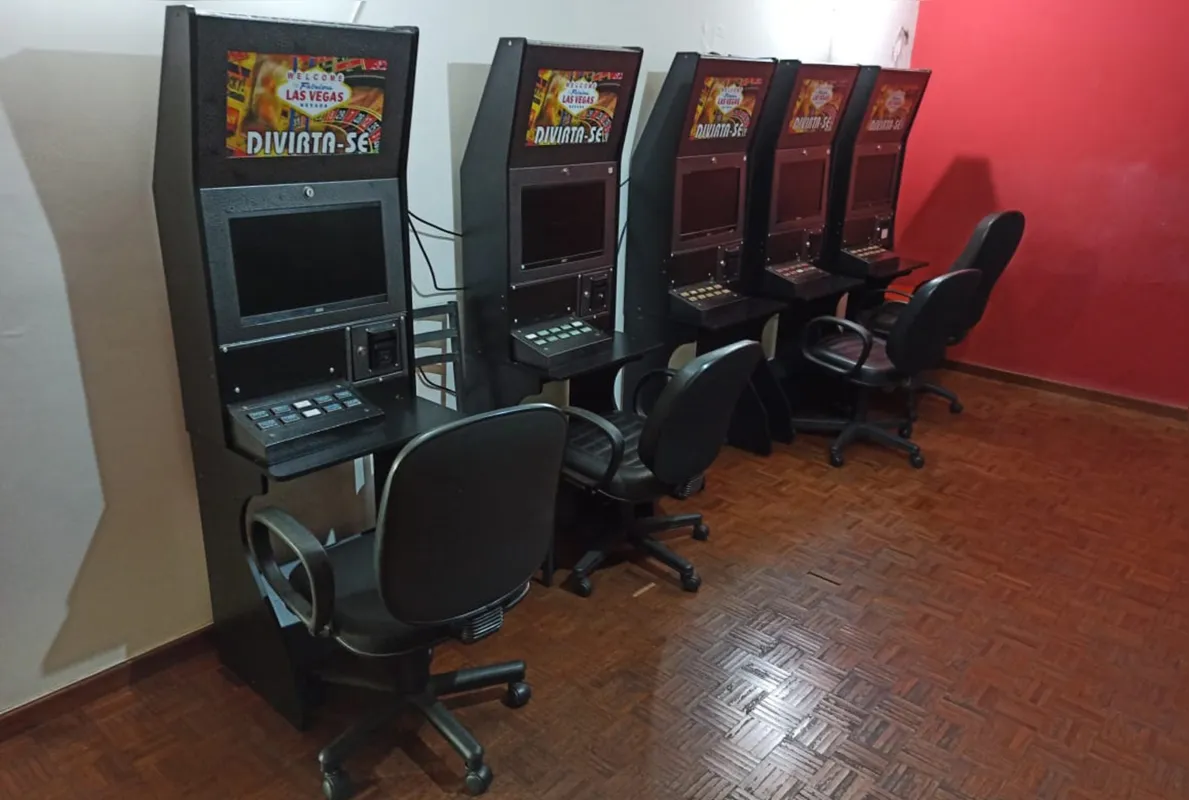 Imagem ilustrativa da imagem Policiais são presos por suspeita de exploração ilegal de jogos