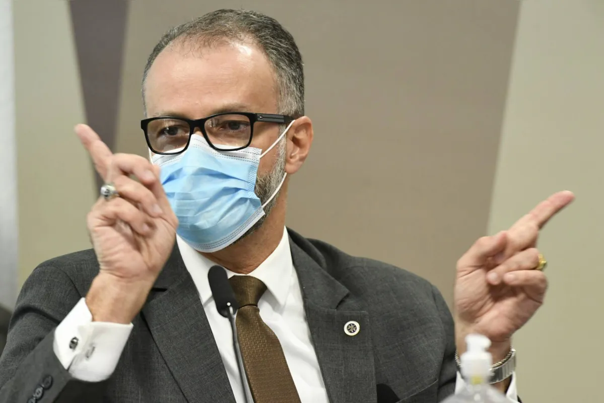 Imagem ilustrativa da imagem Presidente da Anvisa confirma que Saúde sabia que máscaras distribuídas não eram apropriadas