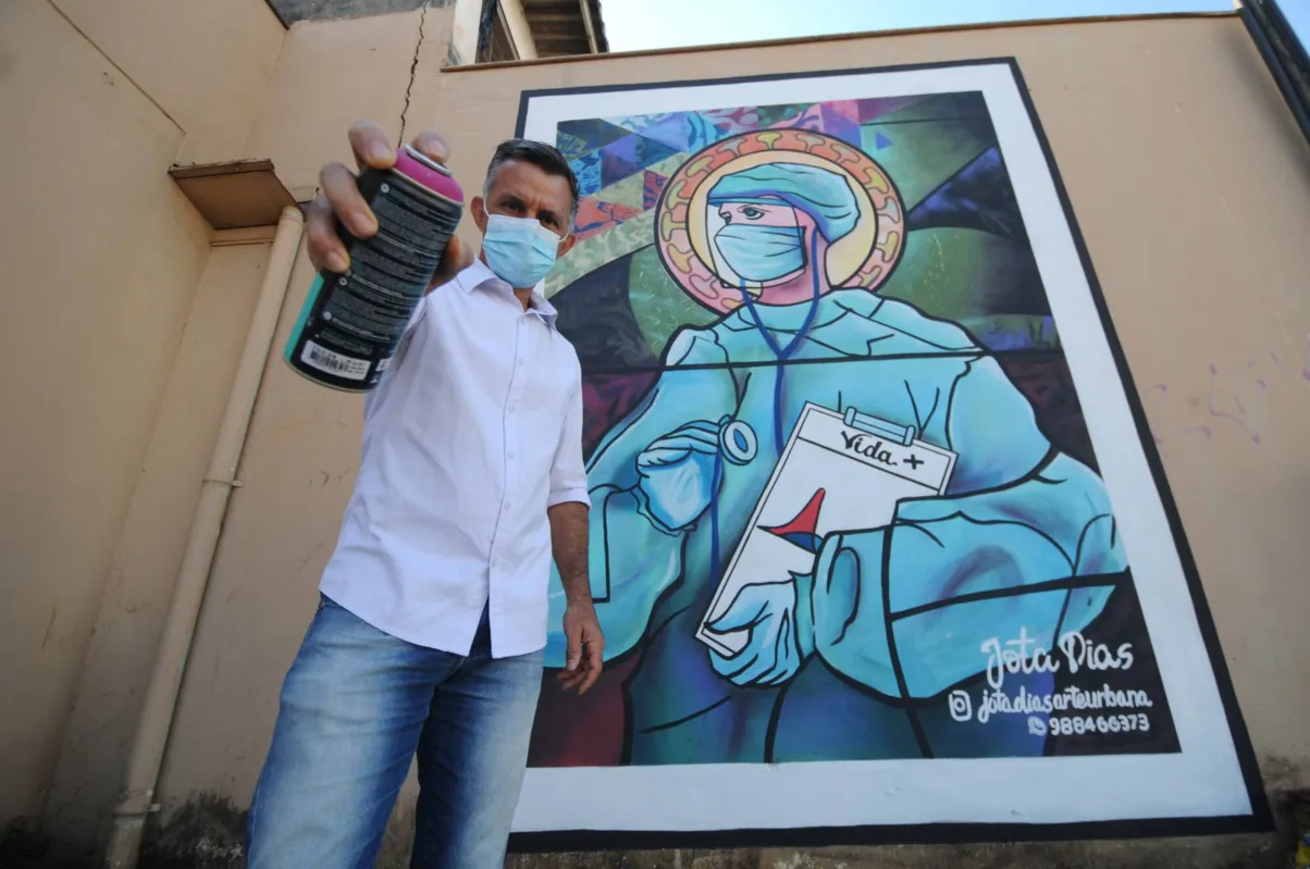 Imagem ilustrativa da imagem Profissionais da saúde de Londrina ganham homenagem em grafite