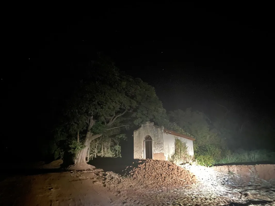 A igreja abandonada no meio da estrada é famosa pela história da noiva fantasma

