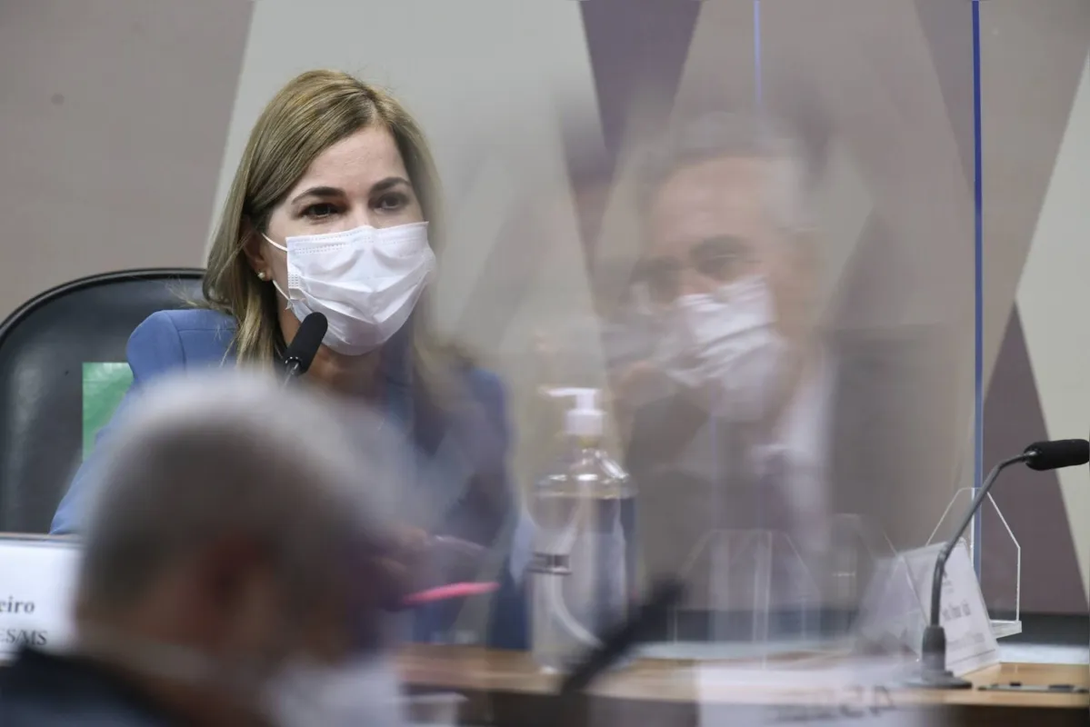 Imagem ilustrativa da imagem Secretária defende cloroquina à CPI e contradiz versões de Pazuello sobre tratamento e crise em AM