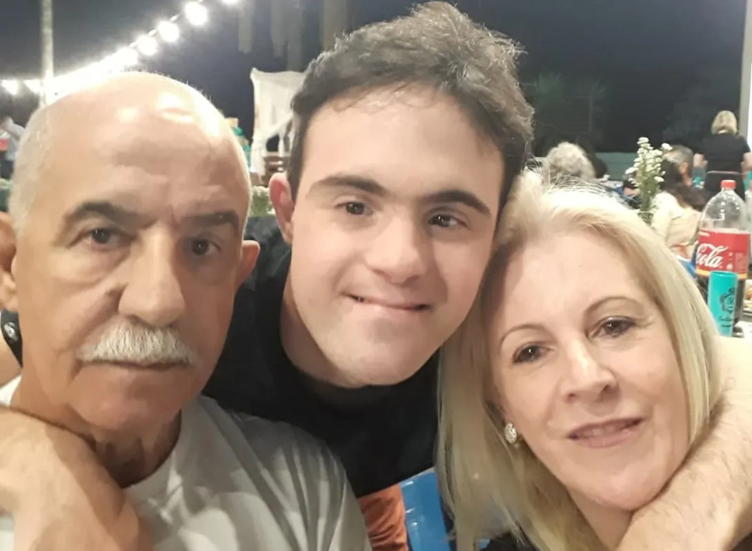  André Cuba Flausino com os pais: "Tendo a vacina, ainda vamos ter as restrições, mas ficaremos mais tranquilos", diz Adélia Flausino