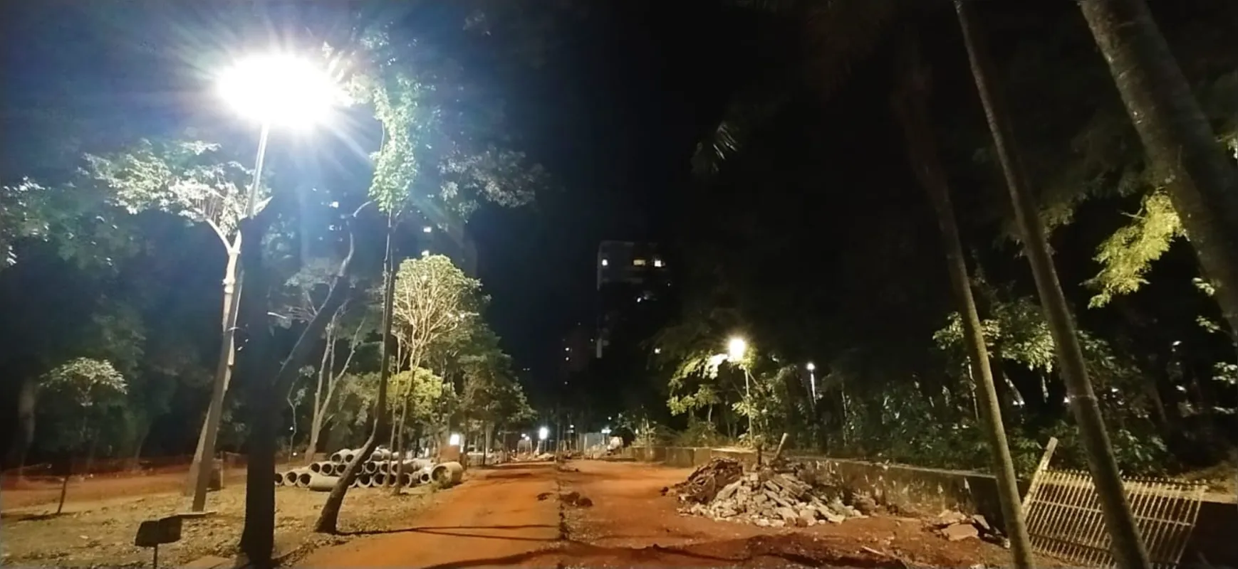 Imagem ilustrativa da imagem Testes de luz são feitos no Bosque Central de Londrina