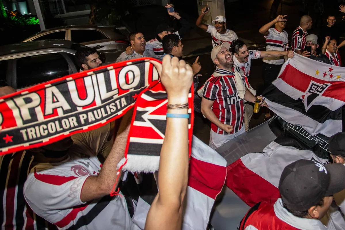 Imagem ilustrativa da imagem Torcedores comemoram título paulista do São Paulo em Londrina