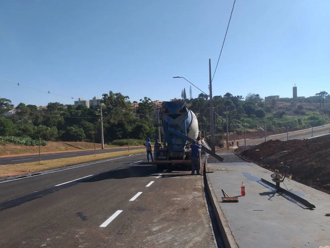 Operários trabalham em melhorias de calçamento no sentido à avenida Robert Koch
