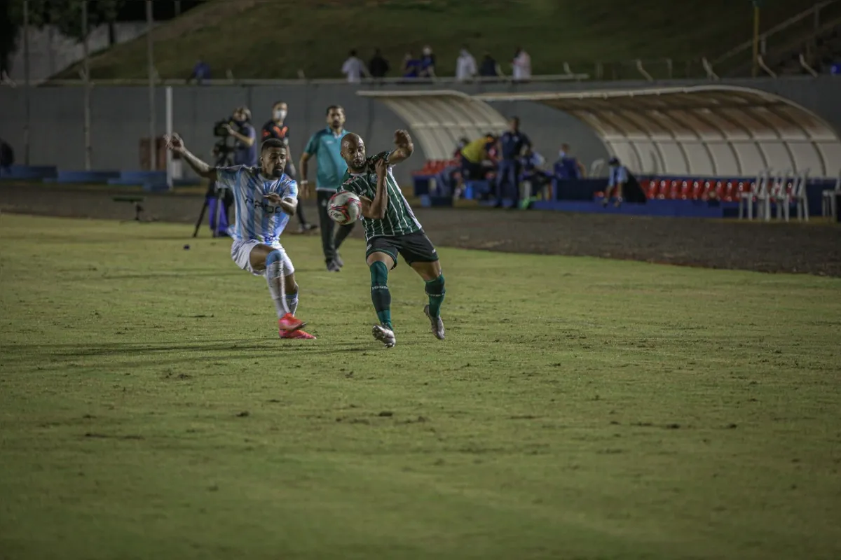 Imagem ilustrativa da imagem Tubarão vence o Coritiba e confirma arrancada rumo à classificação no Paranaense