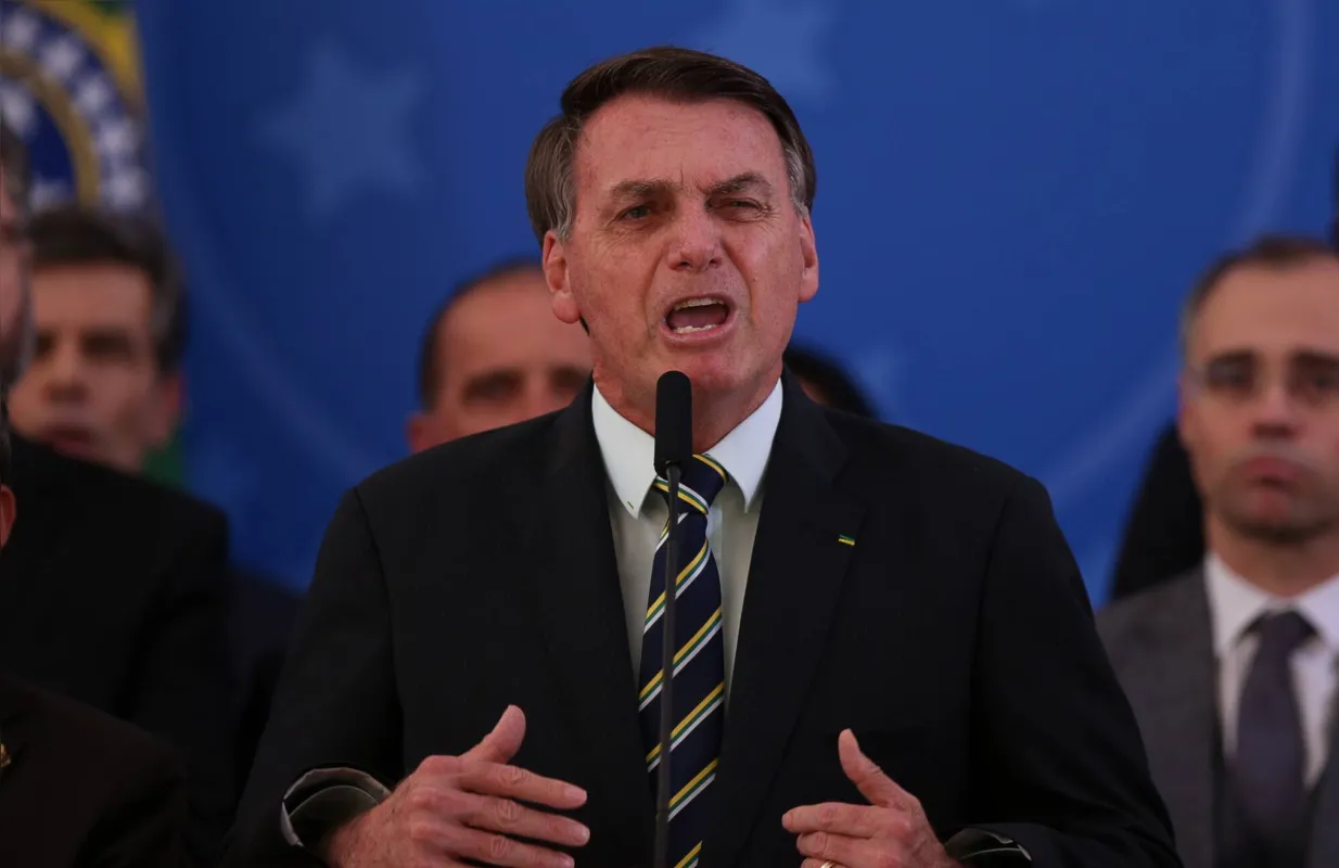 Imagem ilustrativa da imagem UM DESSES IDIOTAS QUE ATÉ HOJE FICA EM CASA