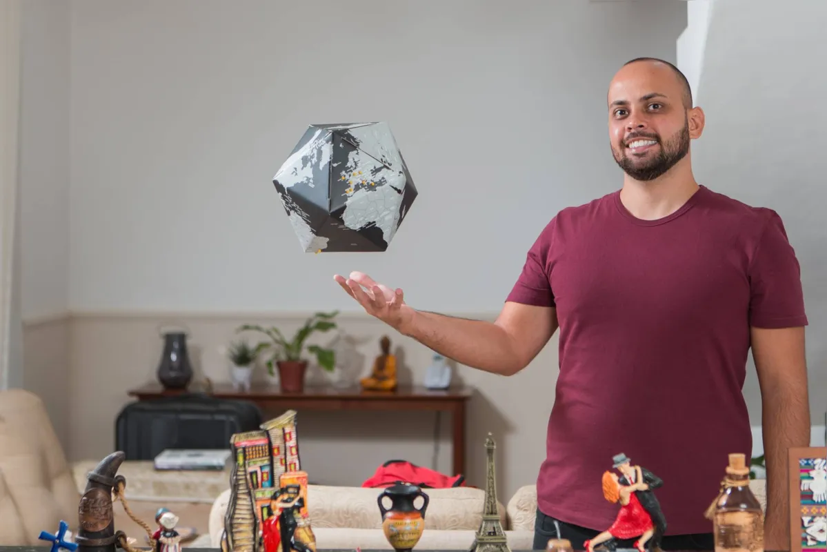 O analista comercial Vinicius Menegaldo, que planeja fazer um mochilão pela América do Sul pela primeira vez. Em vez de comprar dólar (moeda) desde já, ele prefere realocar recursos em fundos de investimento estrangeiros e ações na bolsa de valores porque a rentabilidade é maior