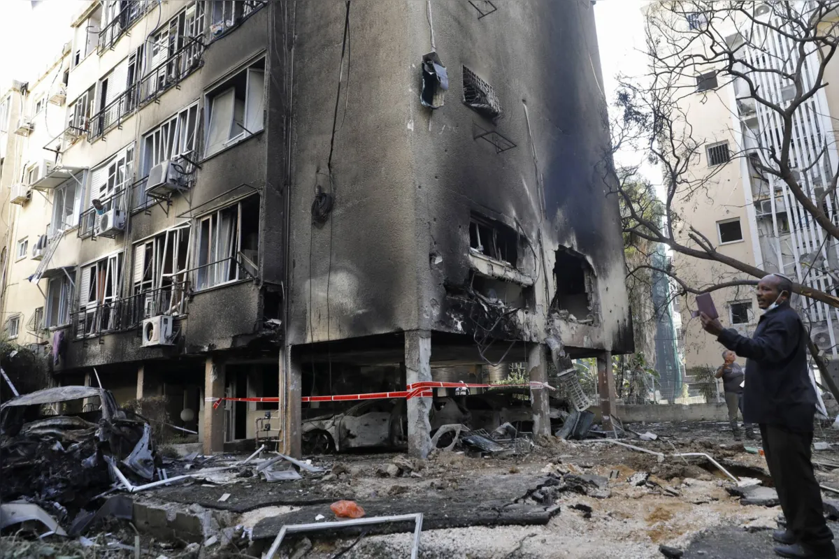 Prédio atingido por míssil na cidade de Petah Tikva, em Israel, onde Higor Vidal morou até voltar a morar no Brasil após os ataques