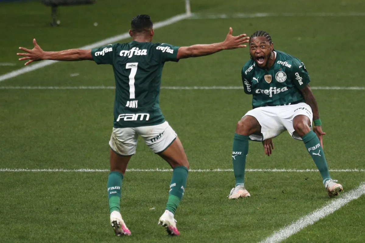 Rony e Luiz Adriano  comemoram o segundo gol do Verdão no triunfo sobre o rival