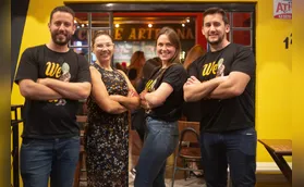 Chope gelado e hambúrguer artesanal