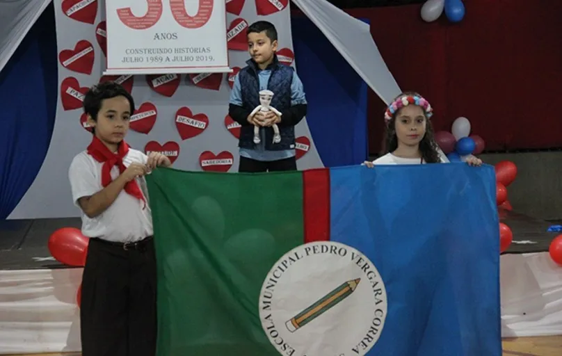 Identidade: Alunos criam bandeira durante comemoração de 30 anos da escola