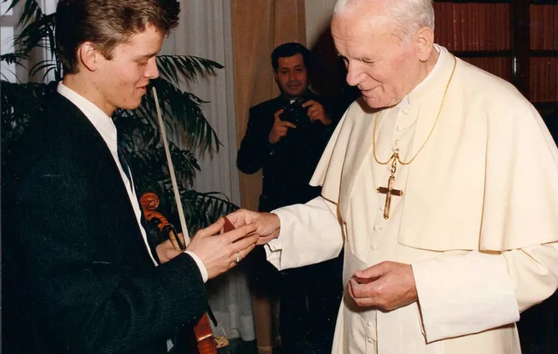 Momento com Papa João Paulo II em 1995 após  concerto realizado durante missa solene em sua capela privada PRIVADA NO VATICANO 3.JPG