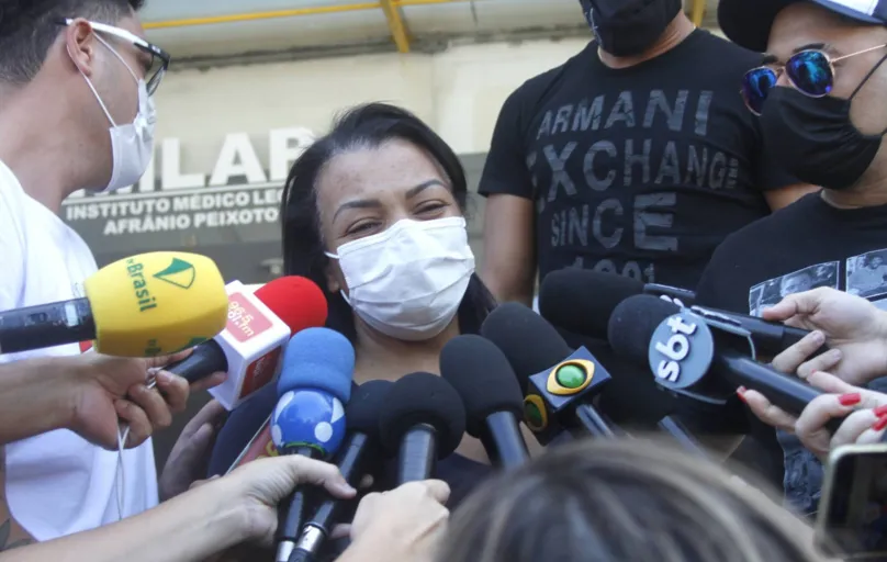 Valquíria Nascimento, mãe do funkeiro MC Kevin, fala com jornalistas ao chegar ao Instituto Médico-Legal (IML) do Rio de Janeiro para liberar o corpo do filho
