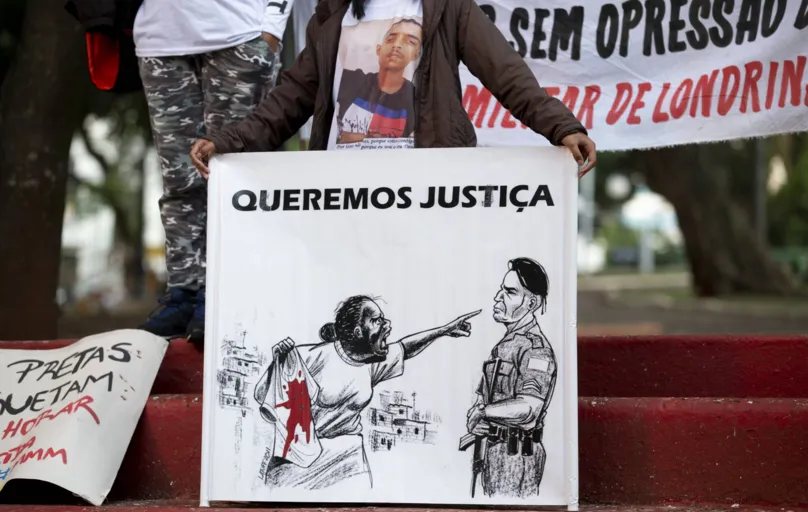 Familiares de pessoas mortas em confrontos e jovens ligados ao movimento negro ergueram bandeiras, pintaram cartazes e distribuíram panfletos no Calçadão