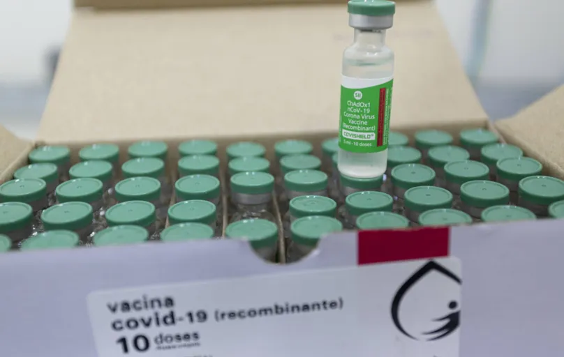 No Brasil, não houve confirmação de casos de efeitos adversos de gestantes vacinadas com o imunizante da AstraZeneca