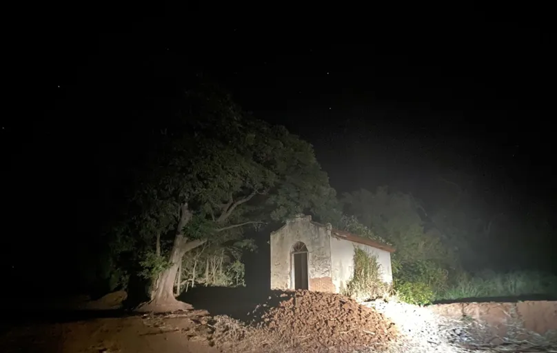 A igreja abandonada no meio da estrada é famosa pela história da noiva fantasma
