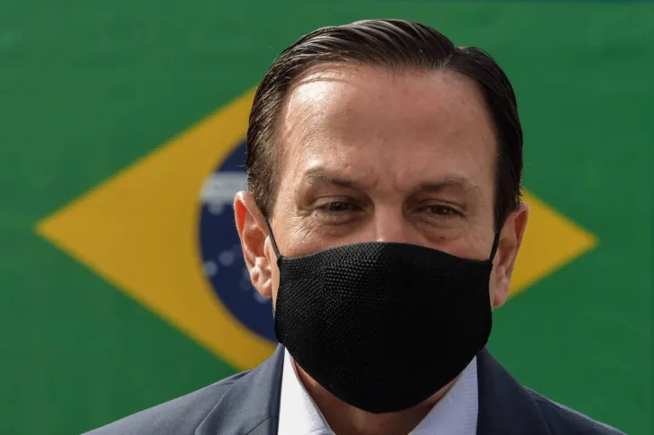 Imagem ilustrativa da imagem Doria toma sol sem máscara em piscina de hotel no Rio e vira alvo de críticas em meio à pandemia
