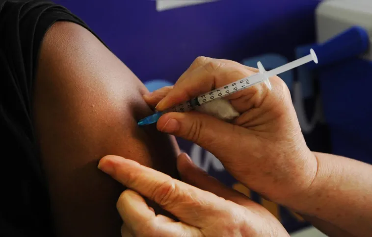 Imagem ilustrativa da imagem Londrina vai liberar vacina para população acima de 46 anos
