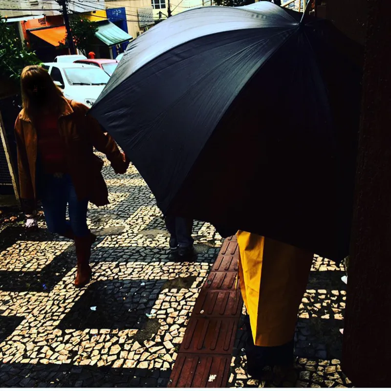 Imagem ilustrativa da imagem A CIDADE FALA|  O guarda-chuva