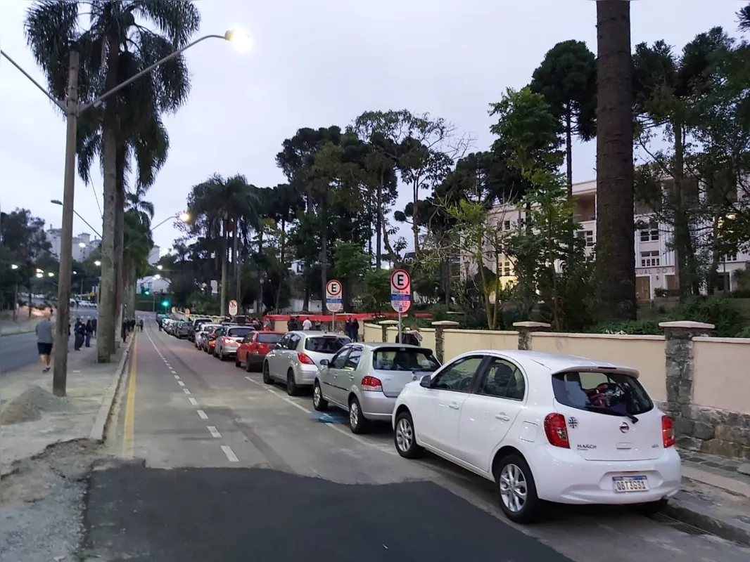 Cortejo em homenagem ao professor Cláudio Nielsen  partiu do Colégio Estadual do Paraná.