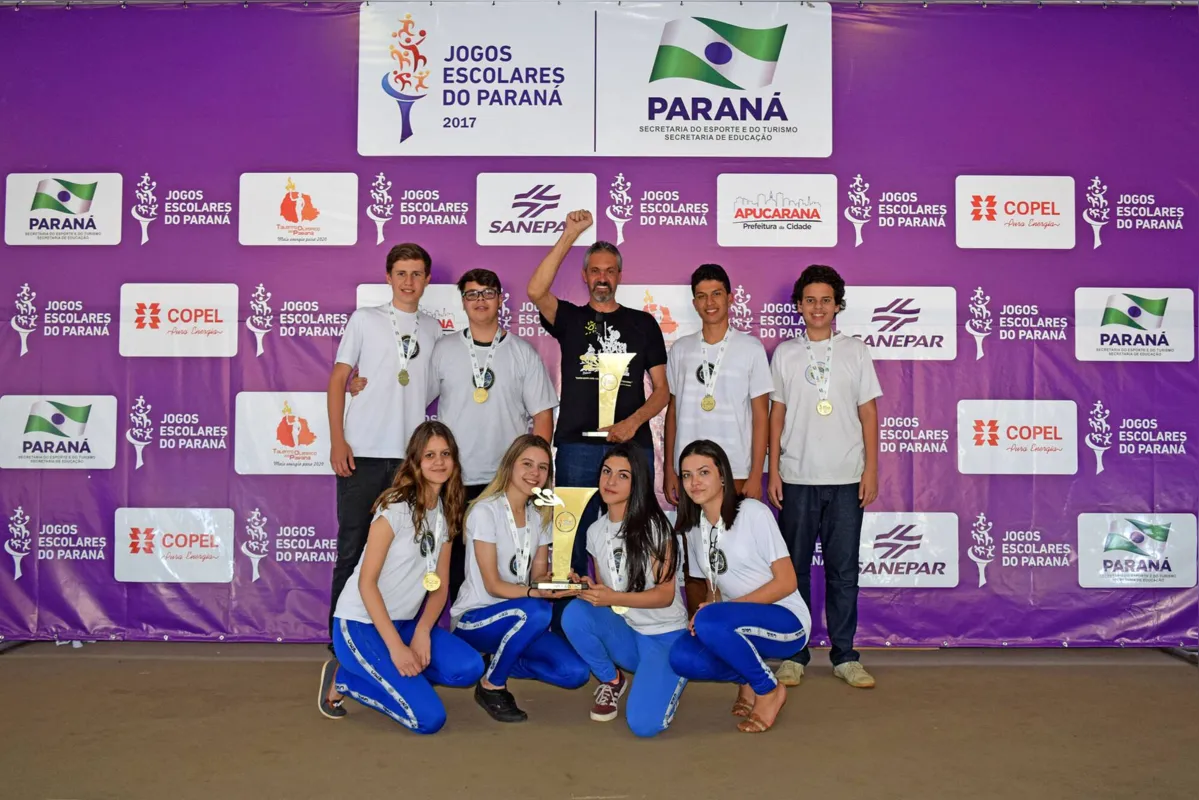 O professor com as alunas que se sagraram campeãs dos Jogos Escolares em 2017. 