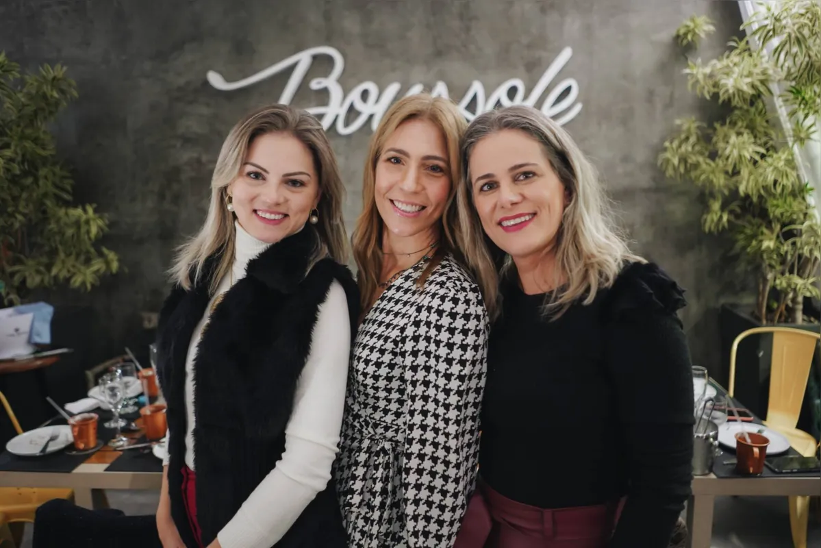 Daniela Shiguihara, a aniversariante Camila Sossai Vieira e Vanessa Gregolin