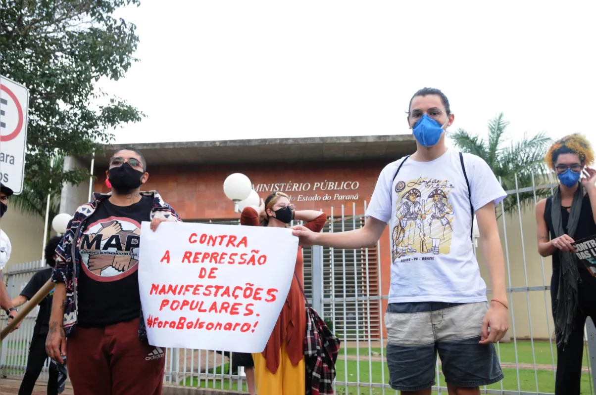 Membros de coletivos ligados ao Comitê Unificado de Londrina protestaram em frente ao MP