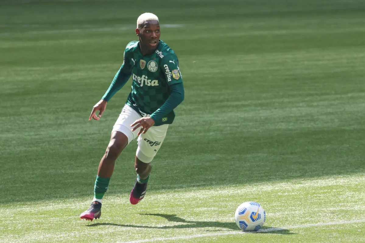 Imagem ilustrativa da imagem Após balada, Palmeiras afasta Patrick e fala em 'falta de empatia e ato inamissível'