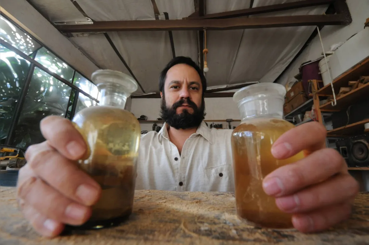 Chico Santos com as essências produzidas com as árvores do local onde foi construída a Usina Mauá: "“Queria devolver a eles os restos santos da floresta que existia próximo às suas residências”