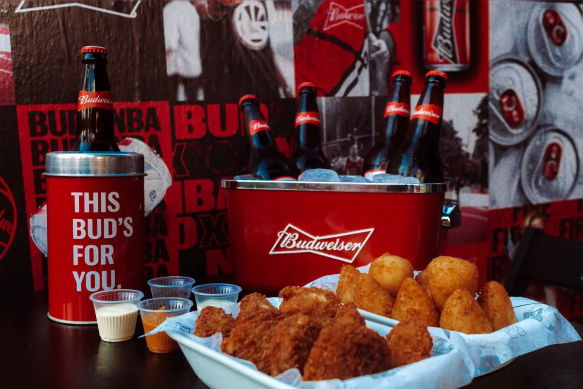 Cerveja Budweiser com as porções do Maximo Villa: o clima ideal para assistir aos jogos da NBA