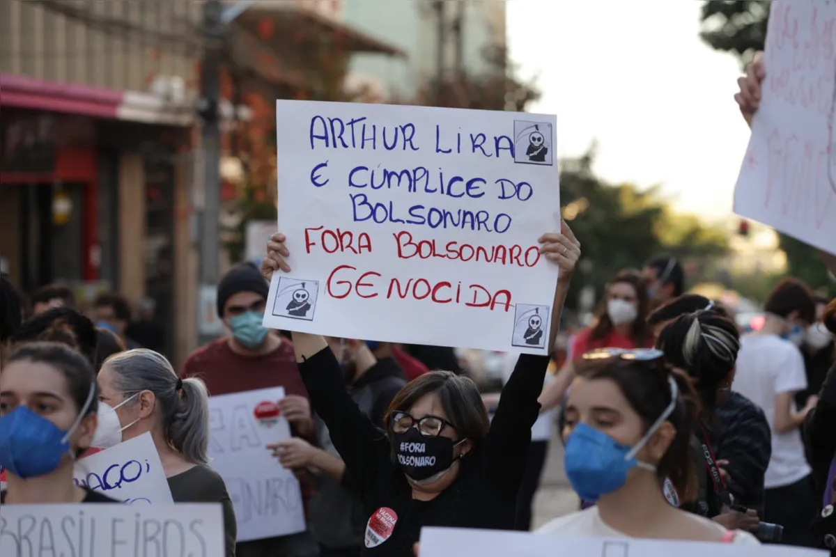Protesto em Londrina começou no calçadão central 