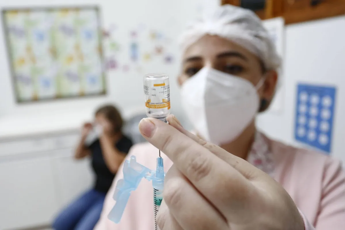 Neste domingo (6), a Secretaria de Estado da Saúde divulgou mais 2.678 casos confirmados e 50 mortes pela Covid-19 no Paraná.