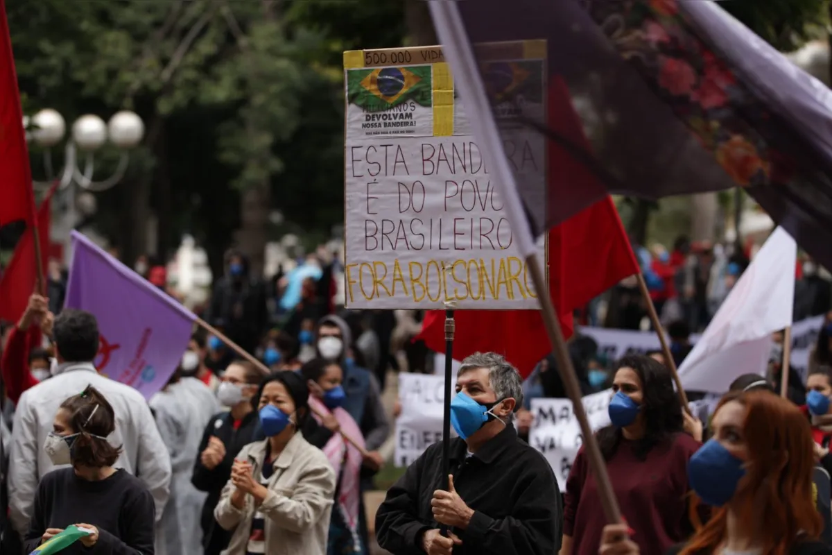 Manifestação em Londrina começou no Calçadão e seguiu pelas ruas do centro 