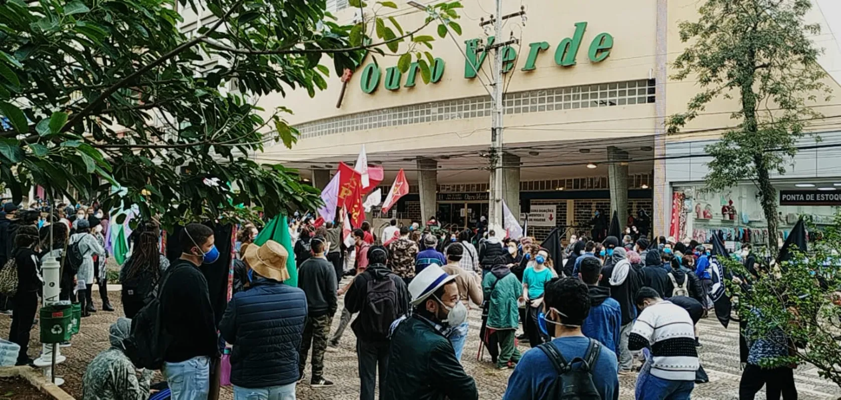 Concentração aconteceu no Calçadão, em frente ao Cine-Teatro Ouro Verde