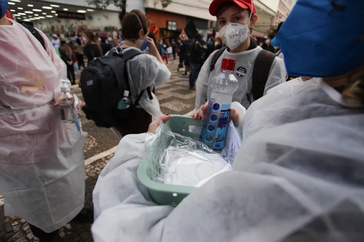 Organizadores pediram que as pessoas usassem máscaras de proteção e álcool em gel 