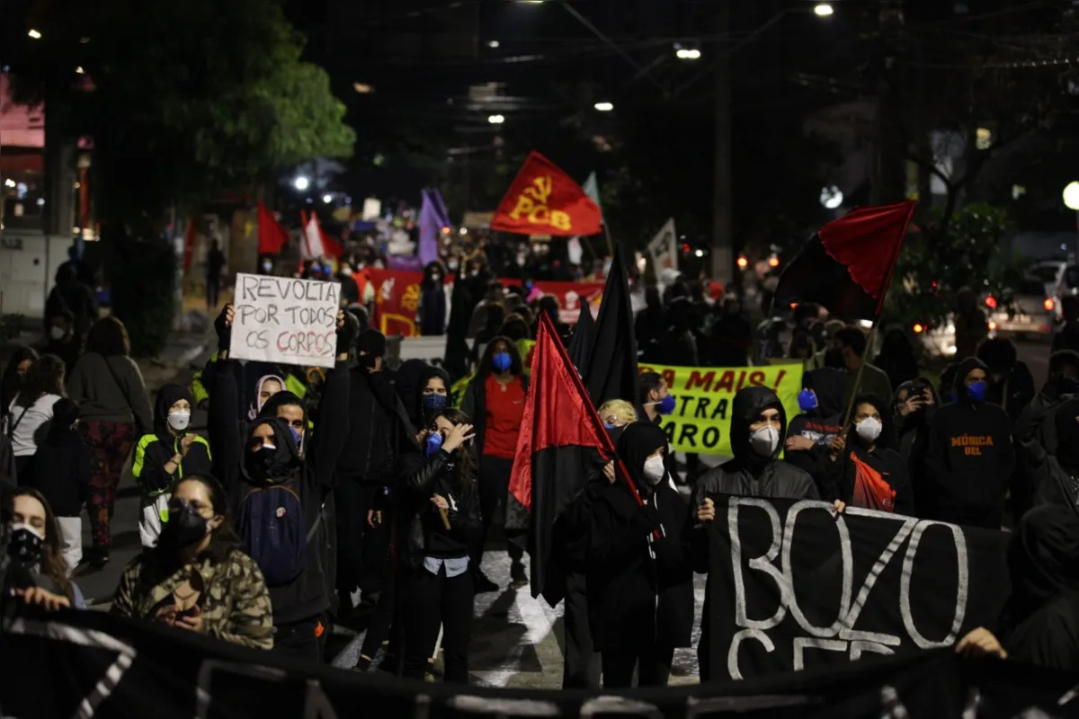 Manifestantes chegaram à rotatória das avenidas JK e Higienópolis, próximo ao Zerão, já no começo da noite 