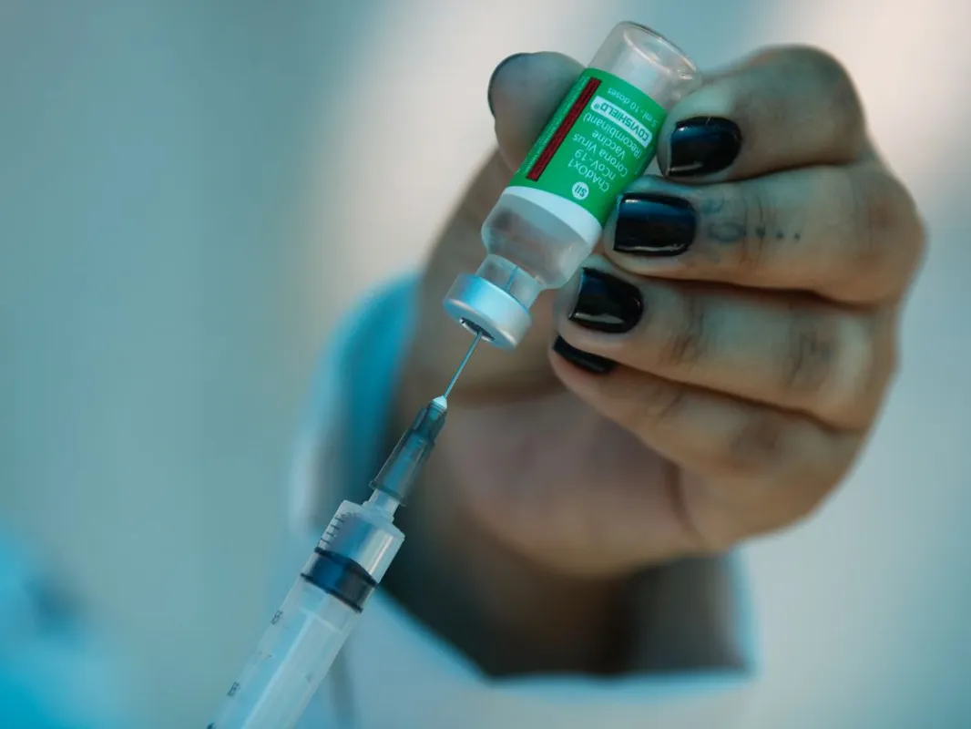 A empresa Davati teria buscado a pasta para negociar 400 milhões de doses da vacina da AstraZeneca com uma proposta feita de US$ 3,5 por cada (depois disso passou a US$ 15,5)