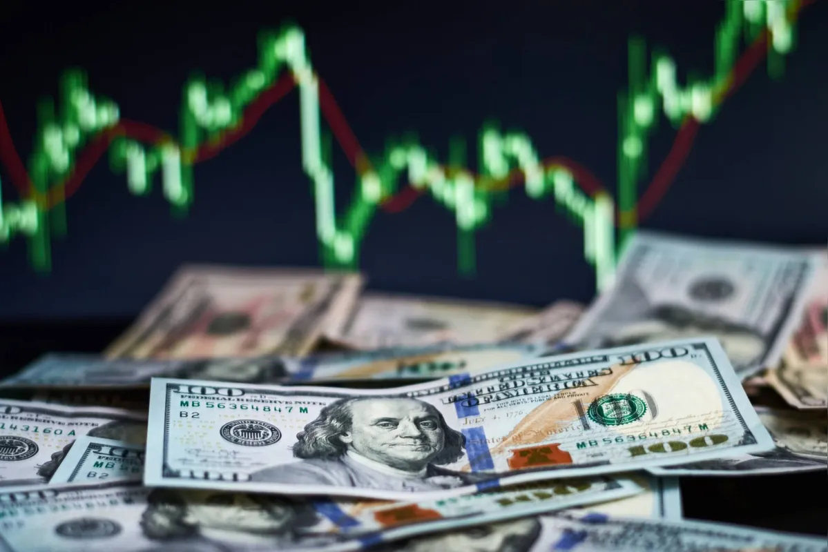 Investidores também aguardam dados sobre o mercado de trabalho americano, que podem influenciar a direção da política monetária do país e, consequentemente, o preço do dólar