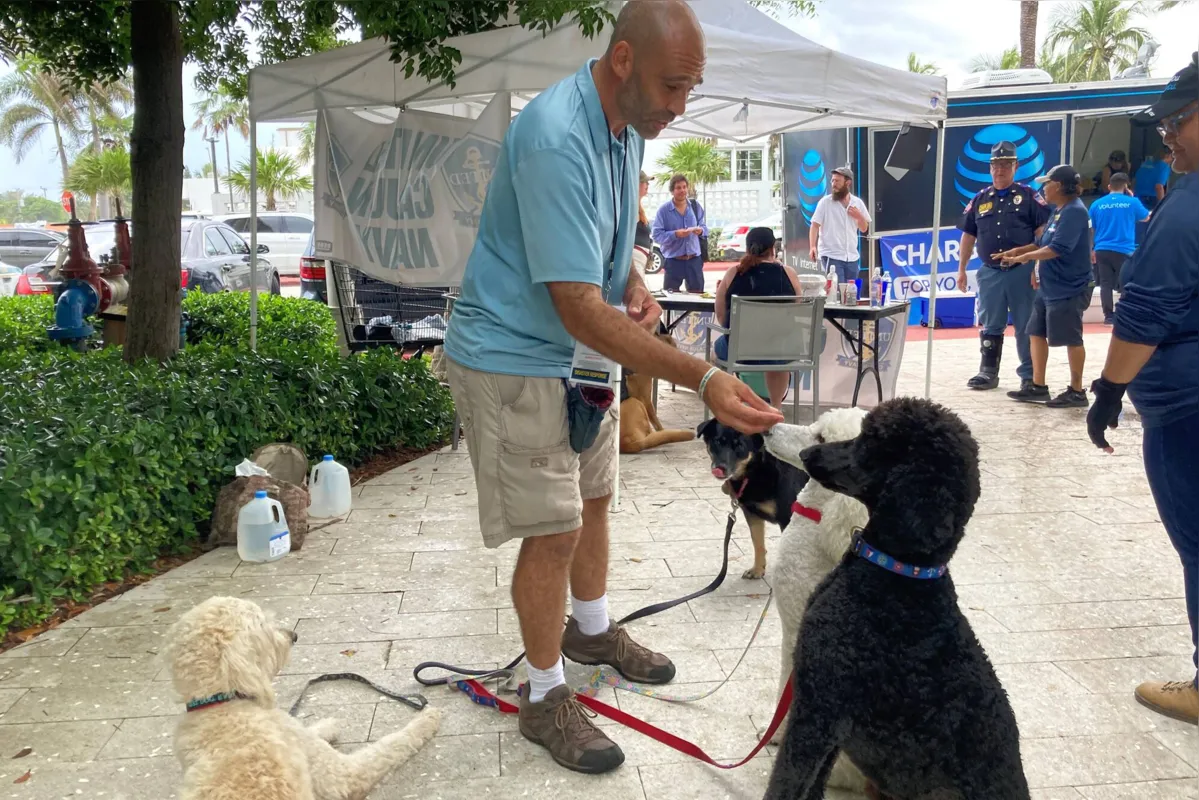 "Se você começar a acariciar um cachorro, uma conversa começa e isso é curativo", disse Jay Harris, da United Cajun Navy