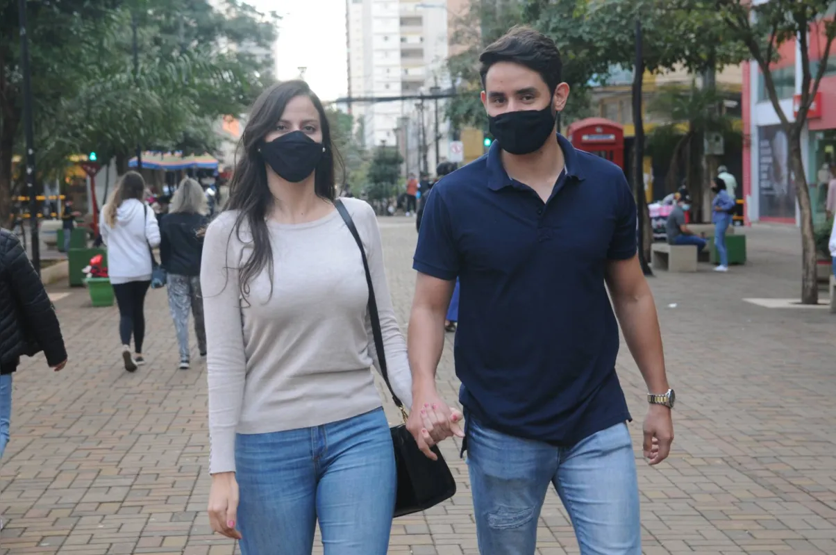 Juliana Cordeiro e Rodolfo Rodrigues escolheram um presente para a futura casa 