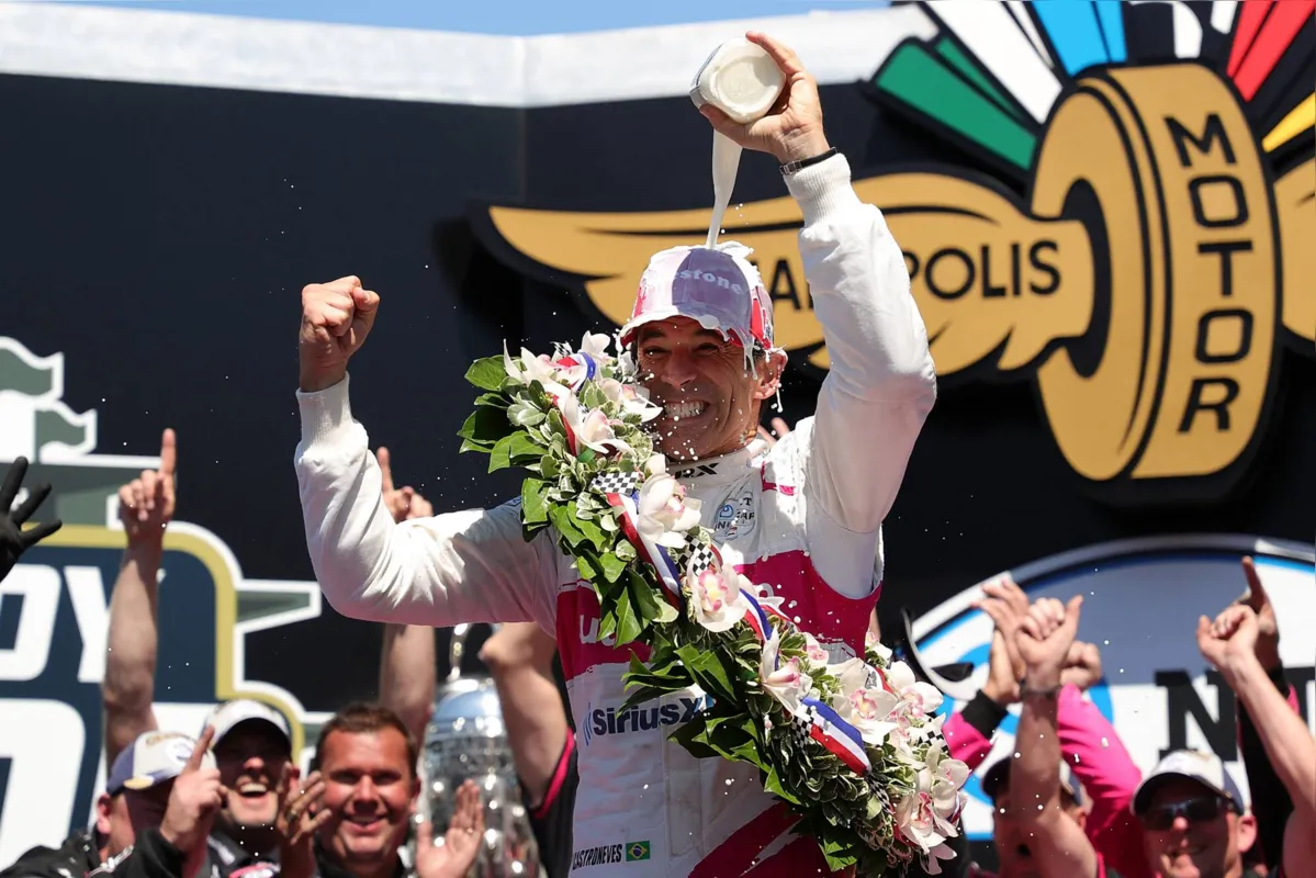 Imagem ilustrativa da imagem Castroneves vence 500 Milhas de Indianápolis