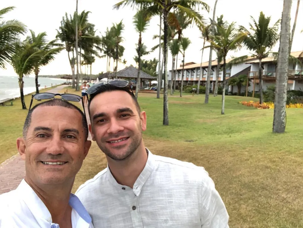 Paulinho Alves, prefeito de Mariluz, e seu companheiro Odirlei, “governa para toda a população, não para uma minoria” 