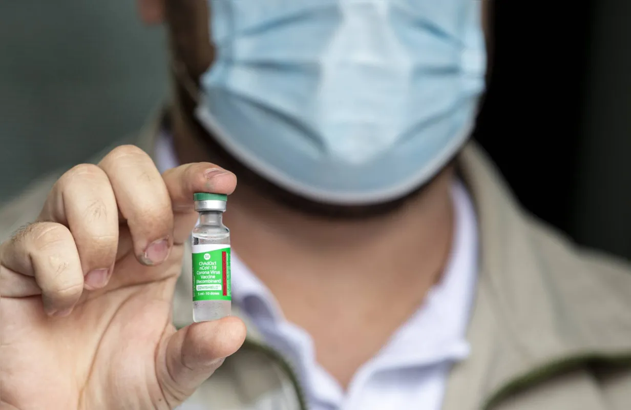  Apesar dos efeitos colaterais, agências regulatórias afirmarem que seus benefícios - ao evitar mortes e derrames causados pela Covid- superam os riscos do AVC raro