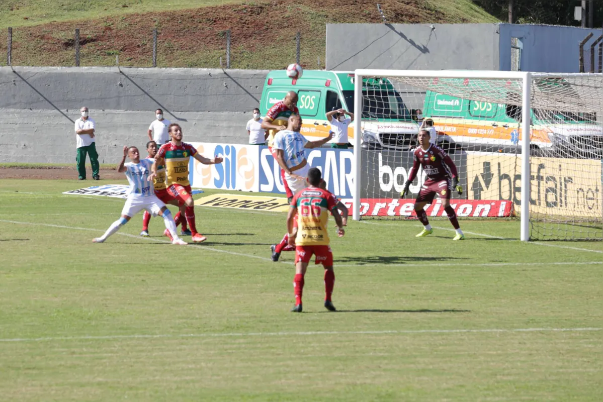 Imagem ilustrativa da imagem Com gol irregular, Londrina perde para o Brusque no Café