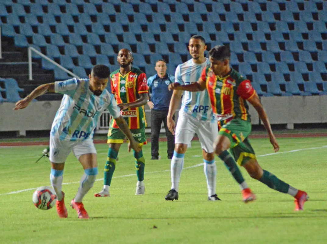 Imagem ilustrativa da imagem Com gol irregular, Londrina perde para o Sampaio Corrêa e volta para a ZR