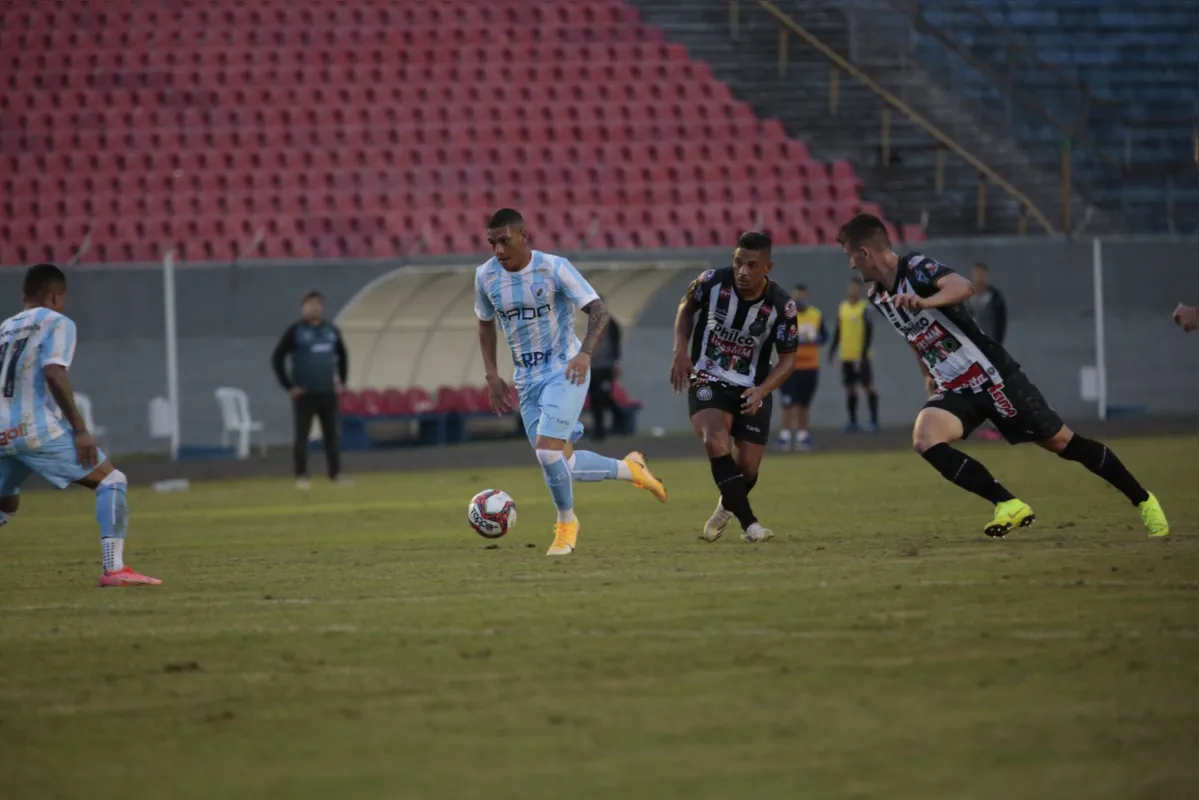 O meia Danilo marcou o gol da vitória do Londrina no fim do jogo, no estádio do Café