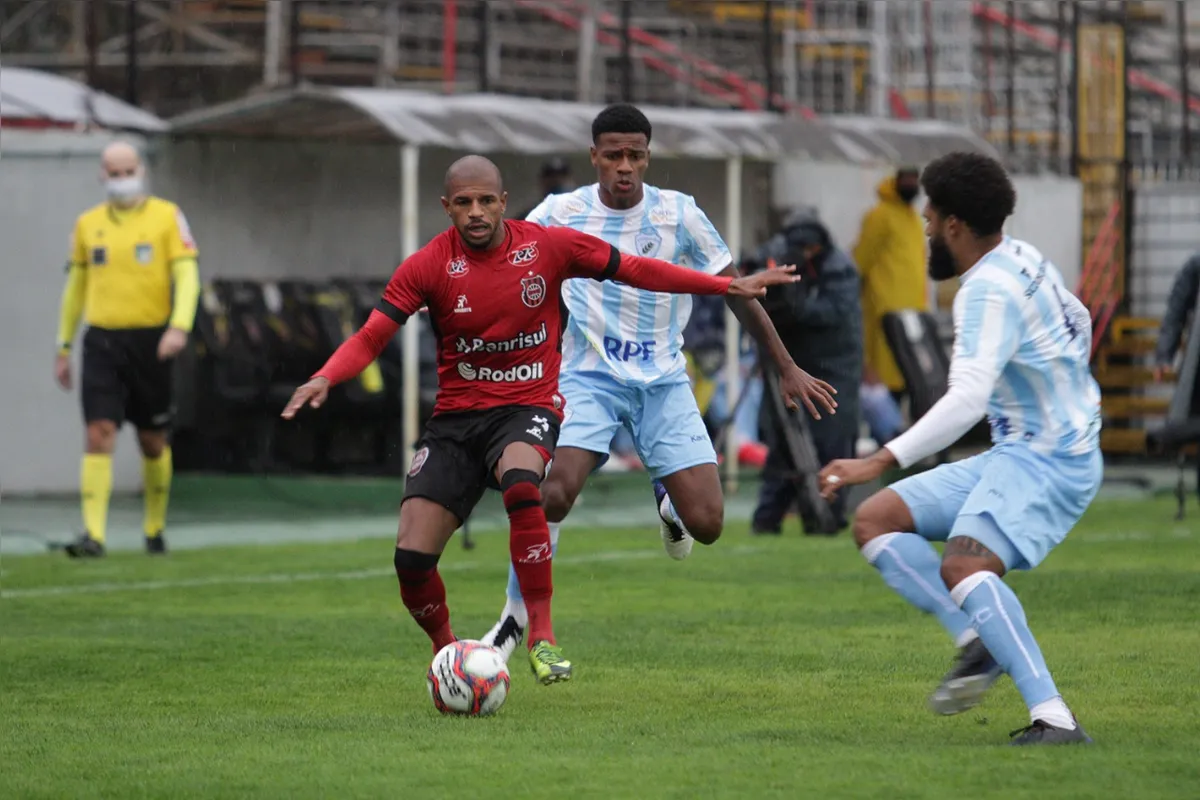 Imagem ilustrativa da imagem Com um a menos, LEC segura o empate em Pelotas na estreia da Série B