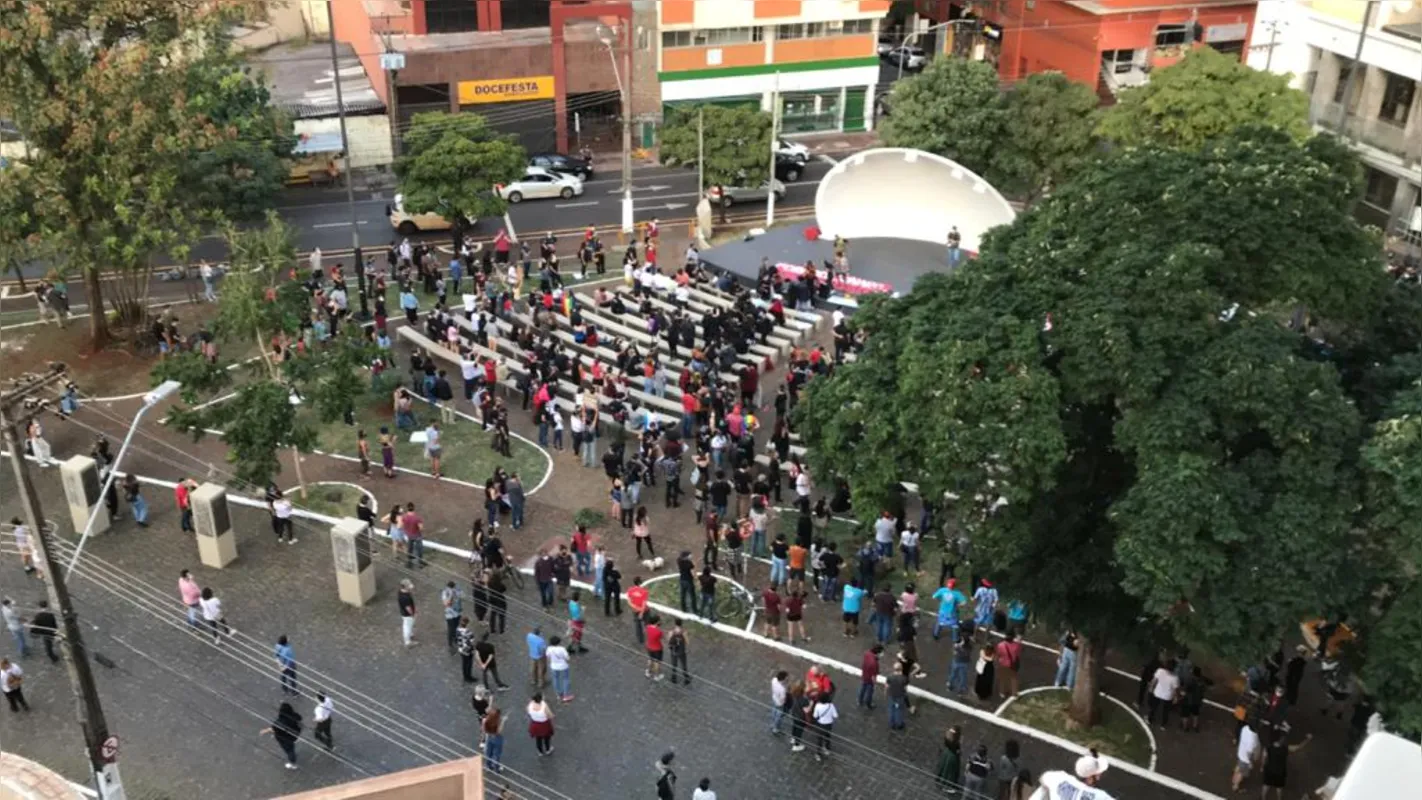De acordo com a Polícia Militar, o ato reuniu cerca de mil pessoas no local
